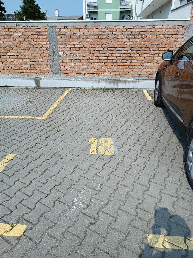 Vertigo Modern Studio-Free Private Parking-Fast Wi-Fi Novi Sad Extérieur photo